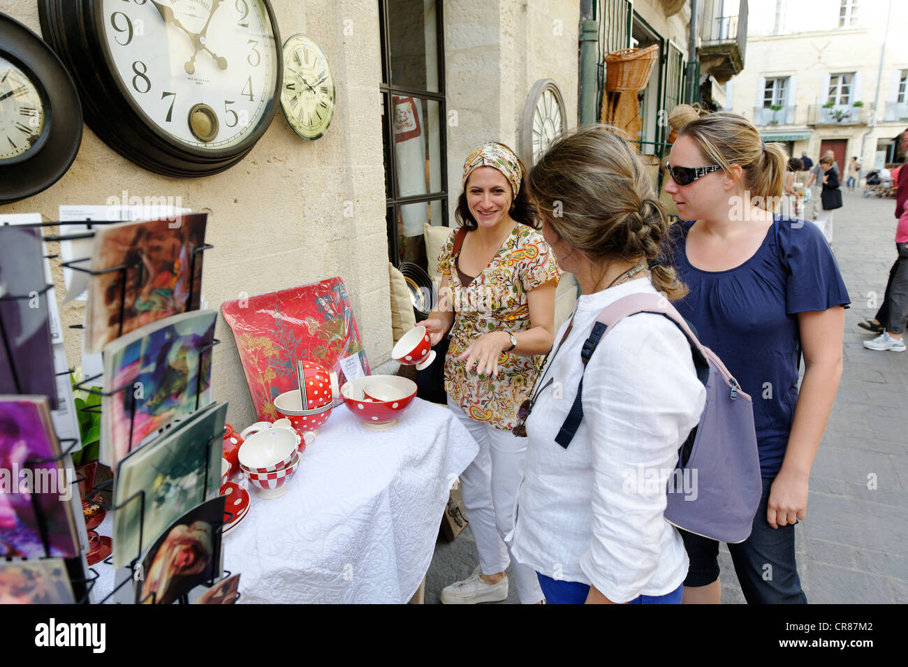 France Gard Uzes répertorié comme ville de l'histoire de l'art Place Dampmartin shopping avec des amis dans des rues piétonnes du centre historique Banque D'Images