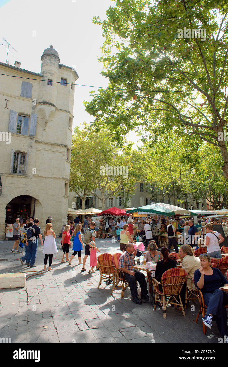 France Gard Uzes répertorié comme ville de l'histoire de l'art marché hebdomadaire de Place aux Herbes entourée de maisons à arcades les cafés en plein air Banque D'Images