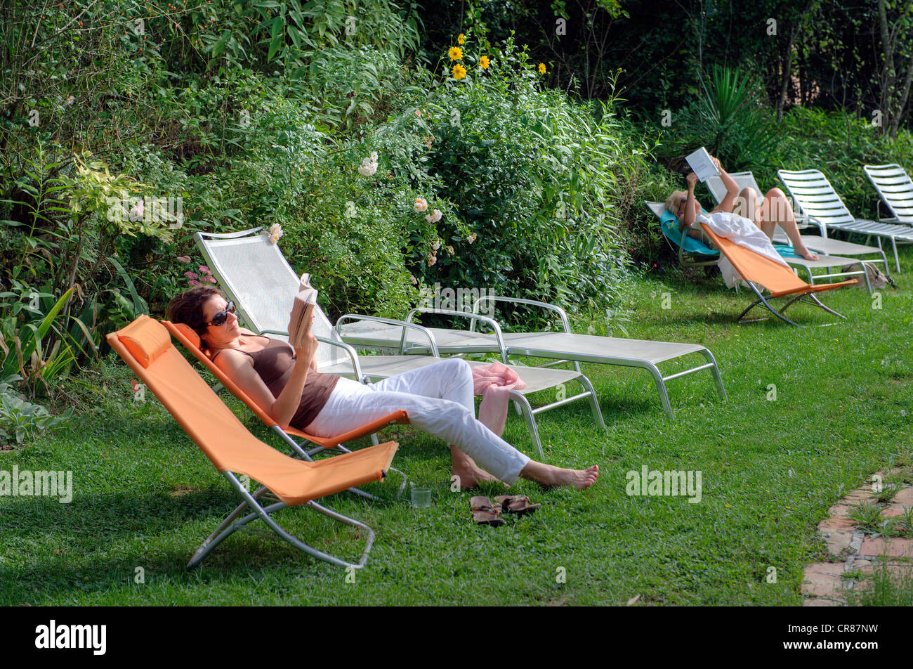 La France, Gard, Barjac, Mas Escombelle, sieste et lecture sur la