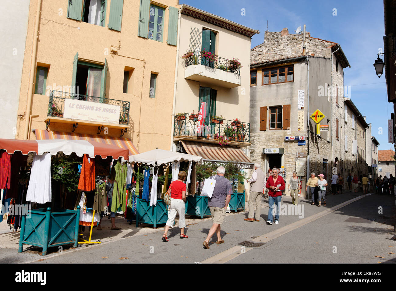 La France, Gard, Barjac, cité Renaissance entre vallée de la Cèze et  Ardèche, dans le Gard provençal, au centre-ville le jour du marché Photo  Stock - Alamy