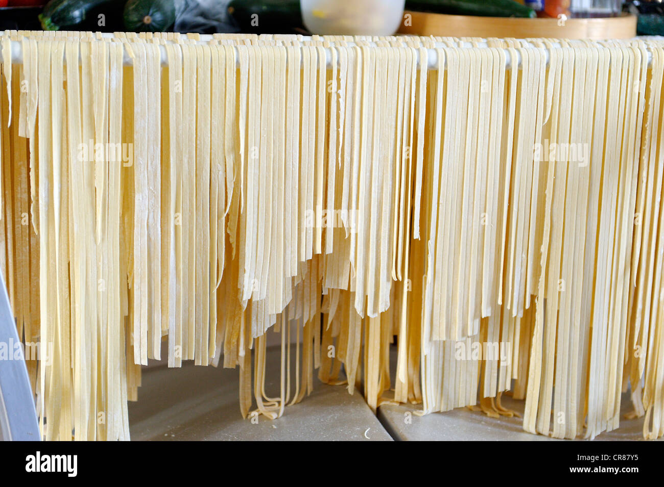 La France Gard Barjac Mas Escombelle La Fabrication Et Le Séchage Des Pâtes Fraîches Avant La Cuisson Photo Stock Alamy