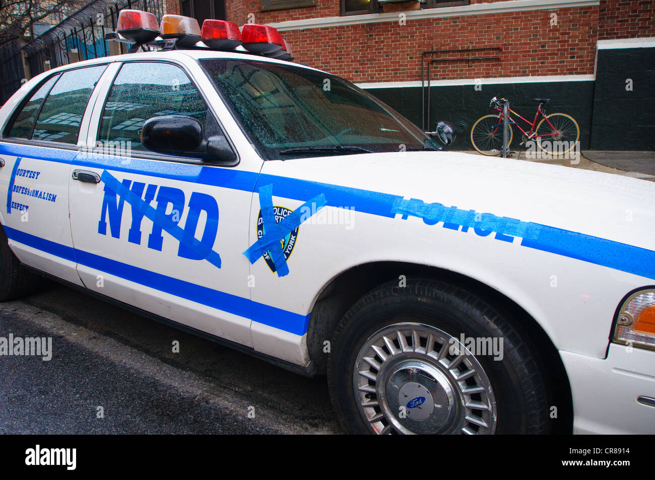 New York City Police Department et les échanger avec NYPD Mots et images collées dessus, à un enregistrement TV dans la ville de New York. Banque D'Images