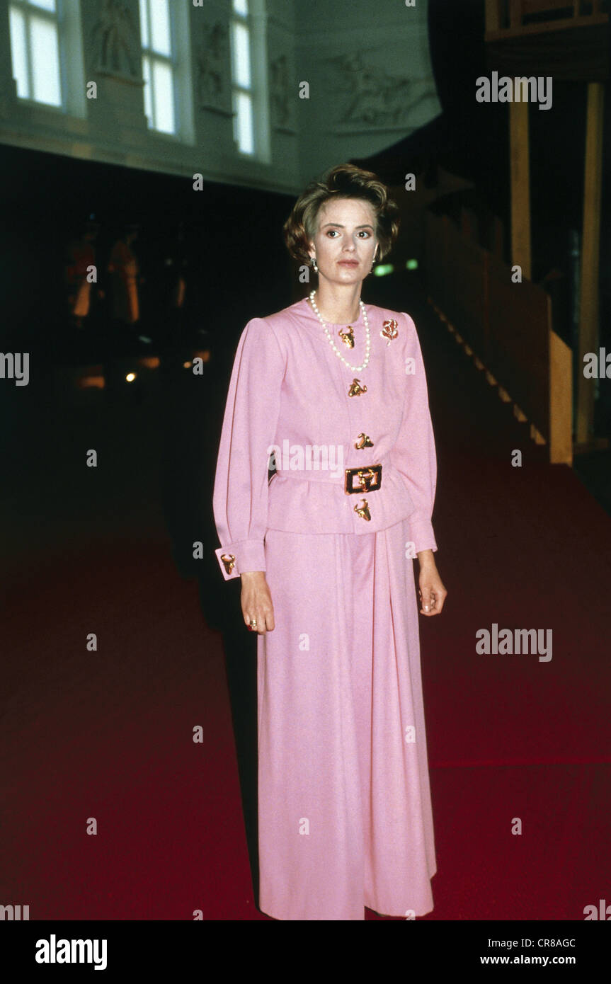 Thurn und taxis, Gloria Princess von, (née von Schönburg - Glauchau), * 23.2.1960, pleine longueur, à l'ouverture de l'exposition '500 ans de poste - Thurn und taxis', château d'Emmeram, Regensburg, 27.5.1990, Banque D'Images