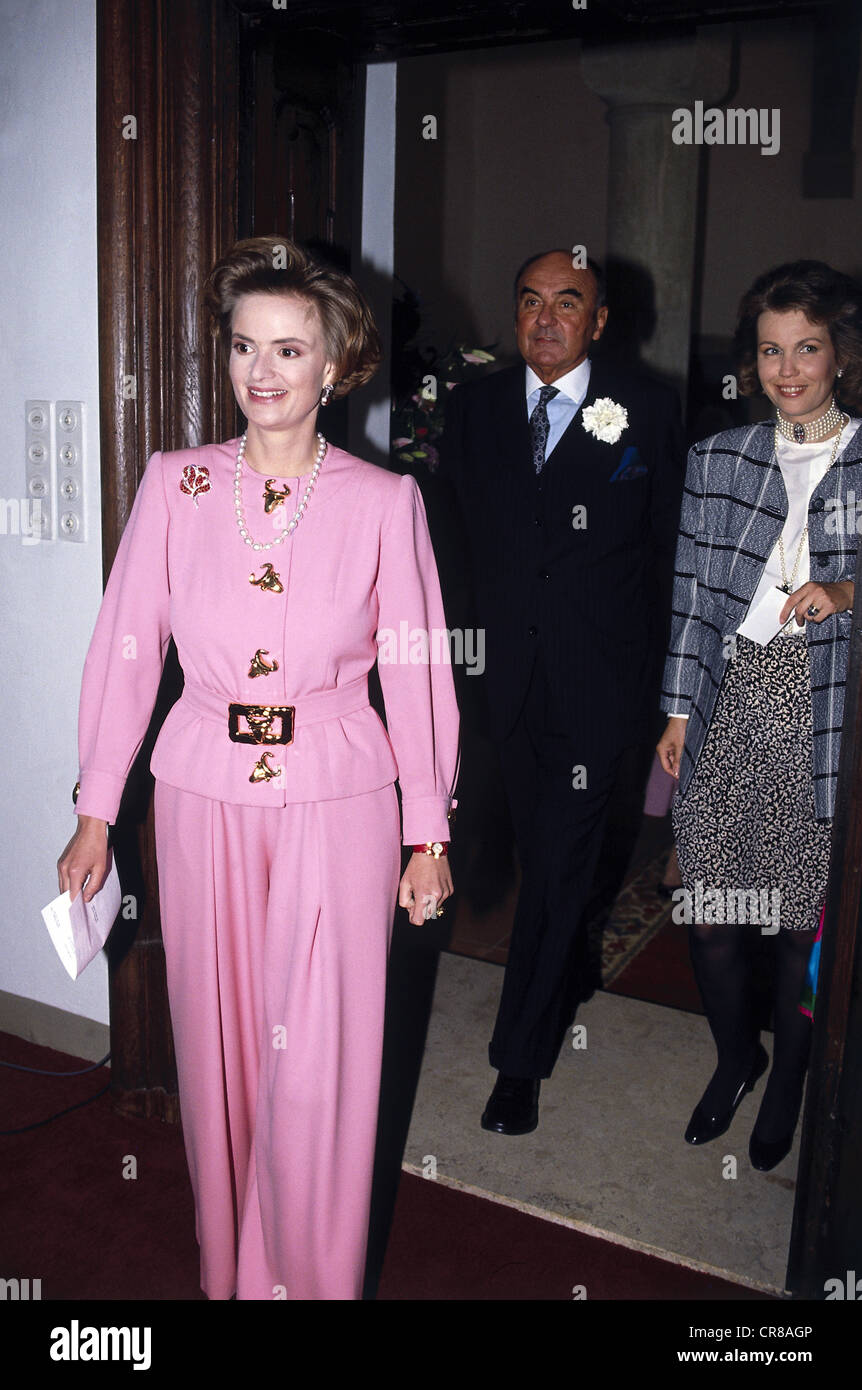 Thurn und taxis, Gloria Princess von, (née von Schönburg - Glauchau), * 23.2.1960, demi-longueur, avec son mari Johannes, NIP, à l'ouverture de l'exposition '500 ans de poste - Thurn und taxis', château Emmeram, Regensburg, 27.5.1990, Banque D'Images