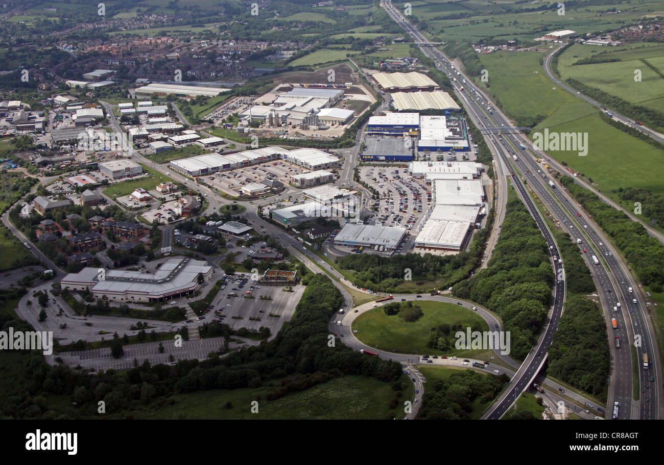 Vue aérienne de parcs d'affaires et de vente au détail à la jonction 27 de la M62, Birstall, Leeds Banque D'Images