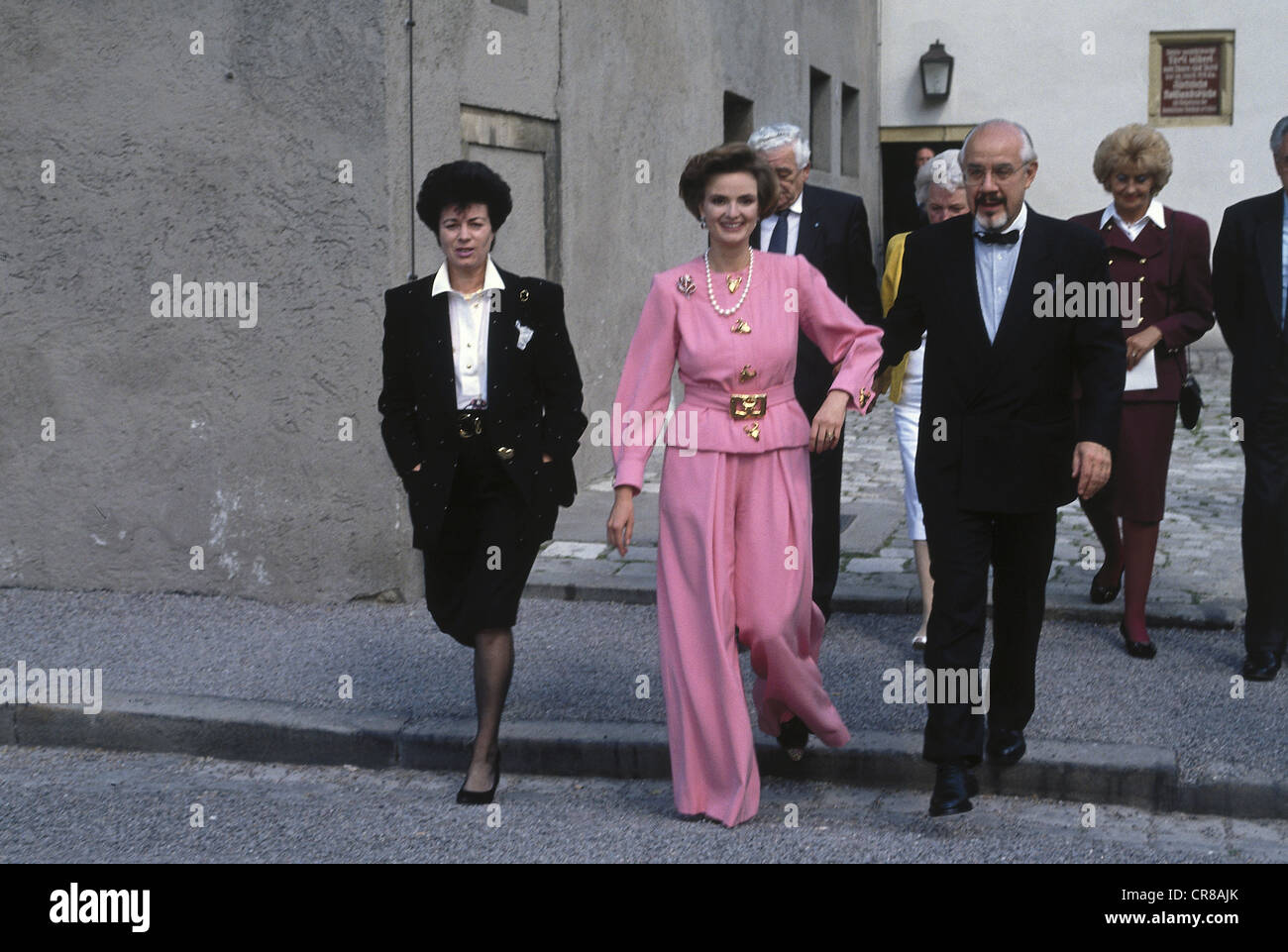 Thurn und taxis, Gloria Princess von, (née von Schönburg - Glauchau), * 23.2.1960, en pleine longueur, avec la ministre fédérale Hans Klein, épouse Ira Klein, NIPS, à l'ouverture de l'exposition '500 ans de poste - Thurn und taxis', château Emmeram, Regensburg, 27.5.1990, Banque D'Images