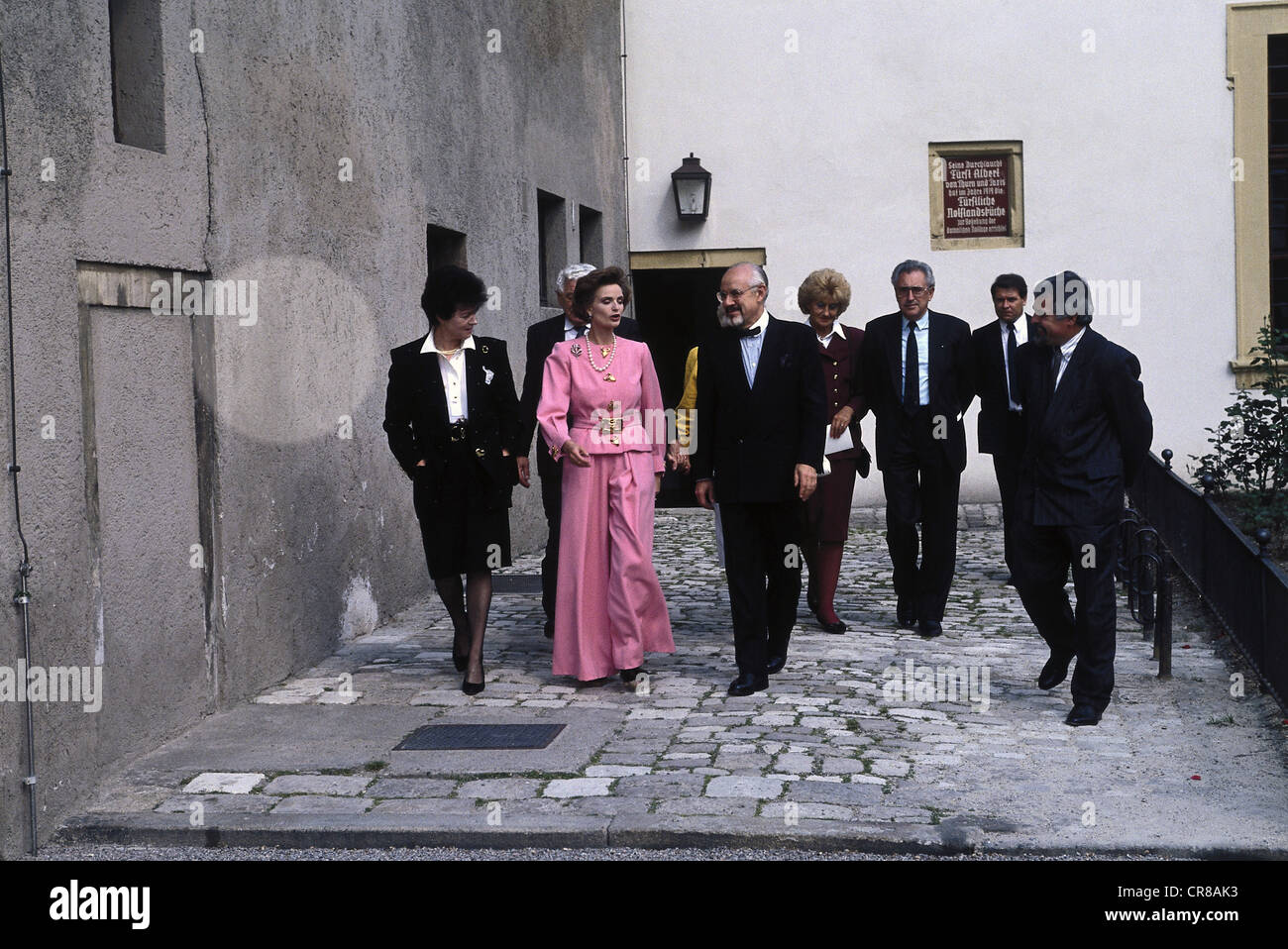 Thurn und taxis, Gloria Princess von, (née von Schönburg - Glauchau), * 23.2.1960, en pleine longueur, avec la ministre fédérale Hans Klein, épouse Ira Klein, NIPS, à l'ouverture de l'exposition '500 ans de poste - Thurn und taxis', château Emmeram, Regensburg, 27.5.1990, Banque D'Images