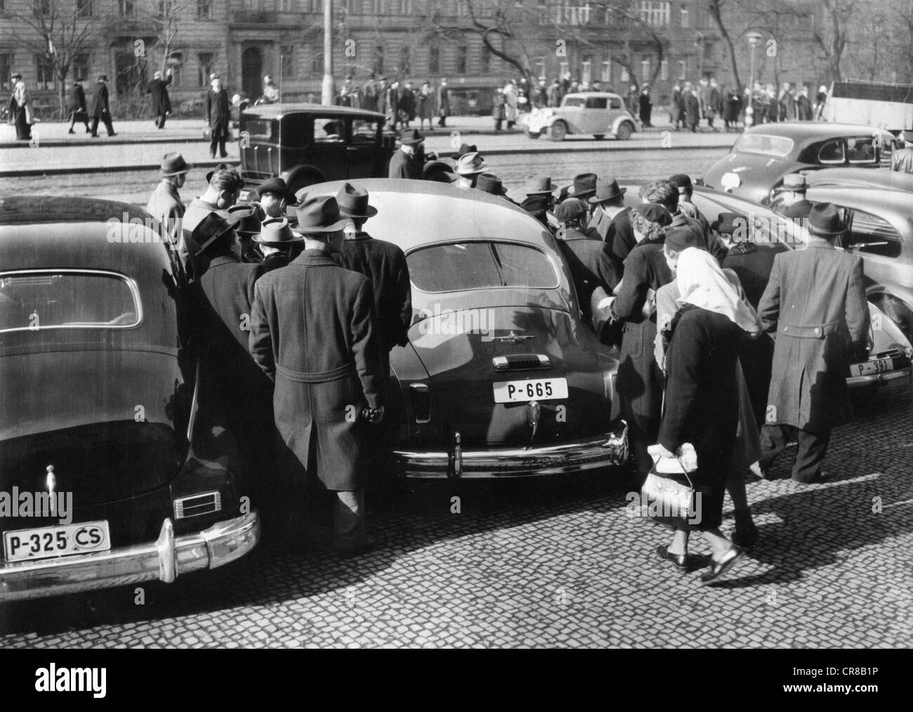 Masaryk, Jan, 10.3.1886 - 10.3.1948, Slowak politicien, ministre des Affaires étrangères de la Tchécoslovaquie 21.7.1940 - 10.3.1948, mort, les citoyens entendent les nouvelles de sa mort à la radio, Prague, 10.3.1948, Banque D'Images