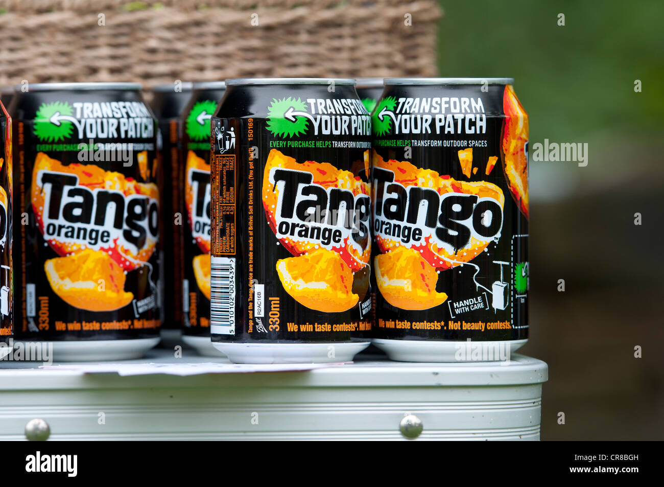 Les canettes de boisson gazeuse orange Tango Banque D'Images