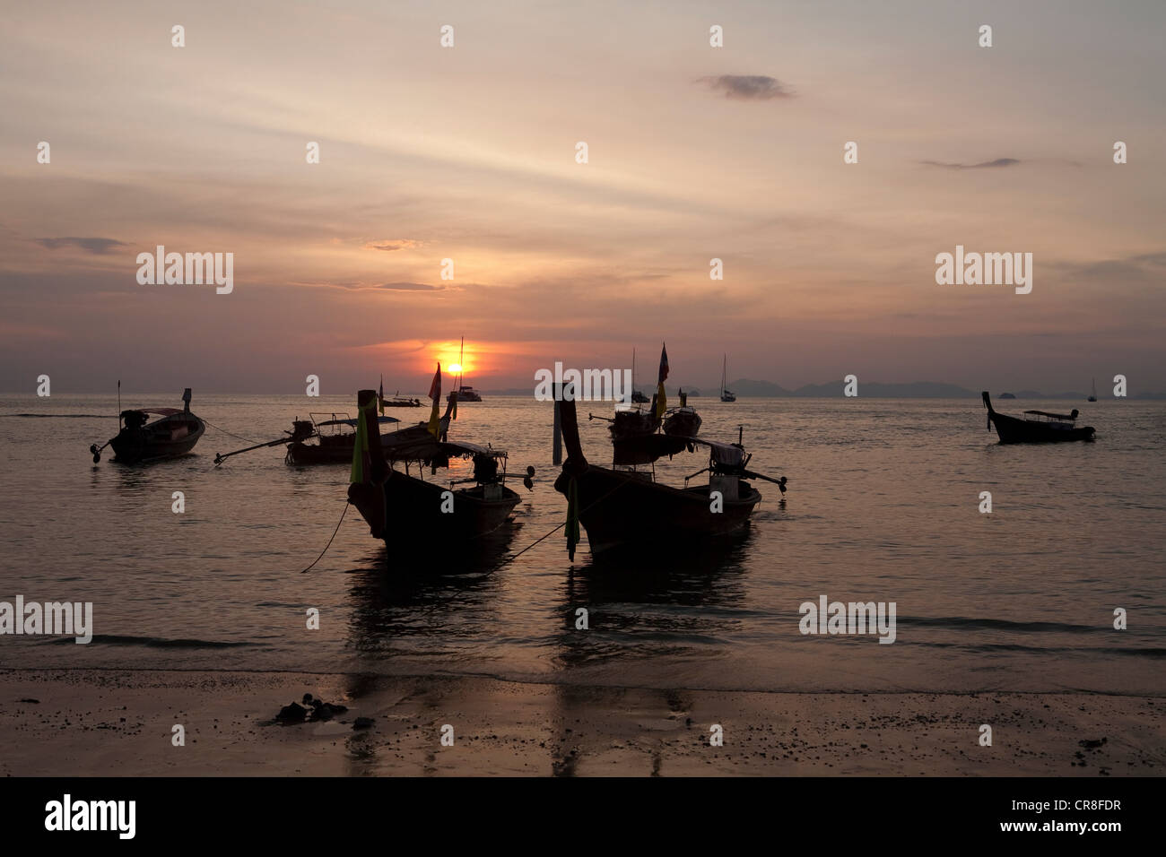 Les bateaux de pêche amarrés sur l'île de Krabi, Thaïlande Banque D'Images
