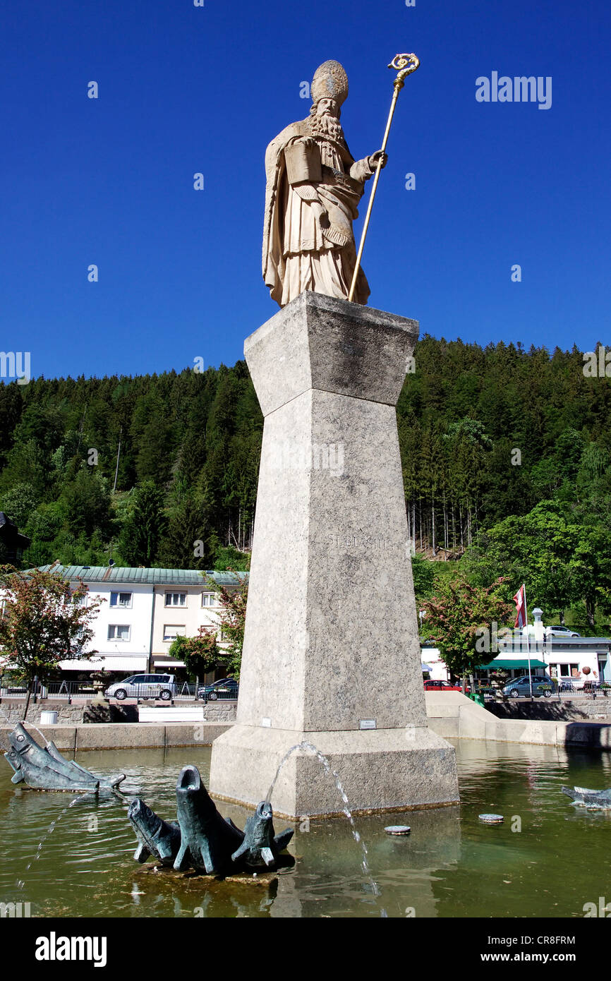 Statue fontaine de Saint Blaise, l'homonyme de la ville et de la cathédrale Dom Saint Blasien, St Blasien, Forêt-Noire Banque D'Images