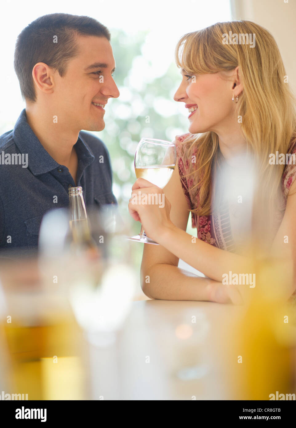 USA, New Jersey, Jersey City, Couple drinking wine Banque D'Images