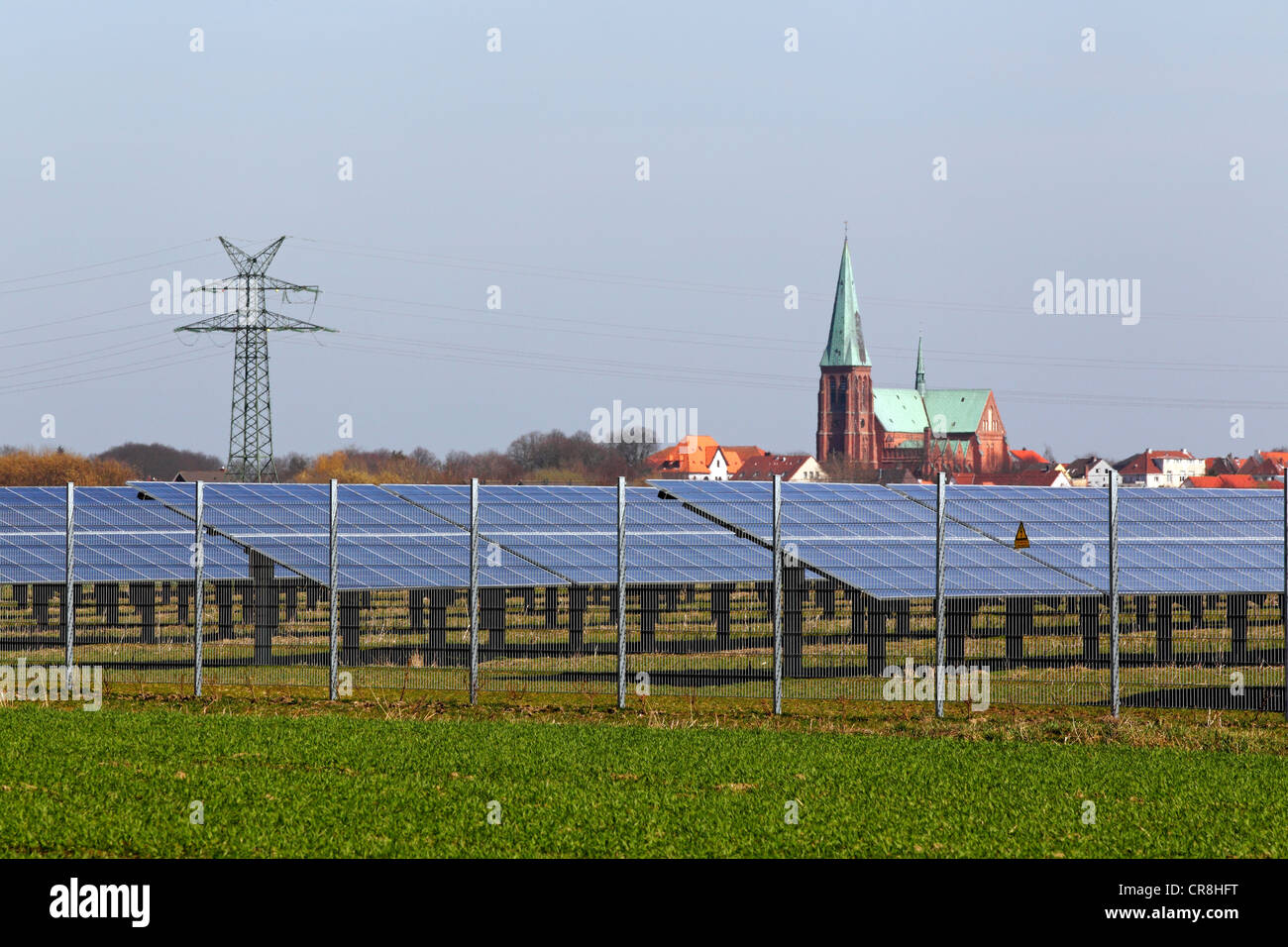 Centrale solaire d'un champ en face de la cathédrale Meldorfer, système photovoltaïque, Meldorf Dithmarschen, Schleswig-Holstein, Banque D'Images