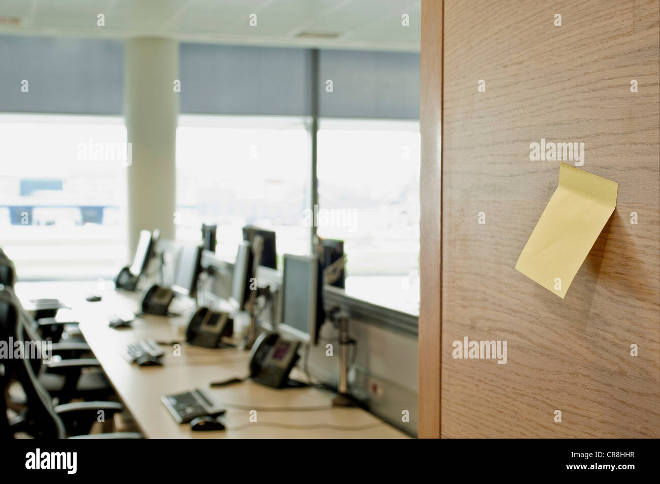 Les Notes Sur Le Mur Dans Le Bureau Vide Photo Stock Alamy Les Notes Sur Le Mur Dans Le Bureau Vide Photo Stock Alamy
