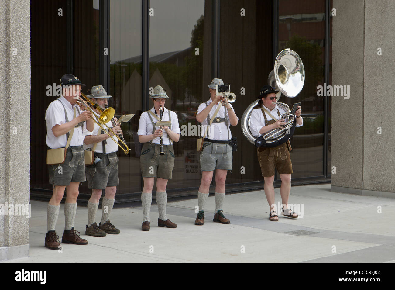 Lederhosen Oompah band jouant au Grand Rapids Festival of the Arts Banque D'Images