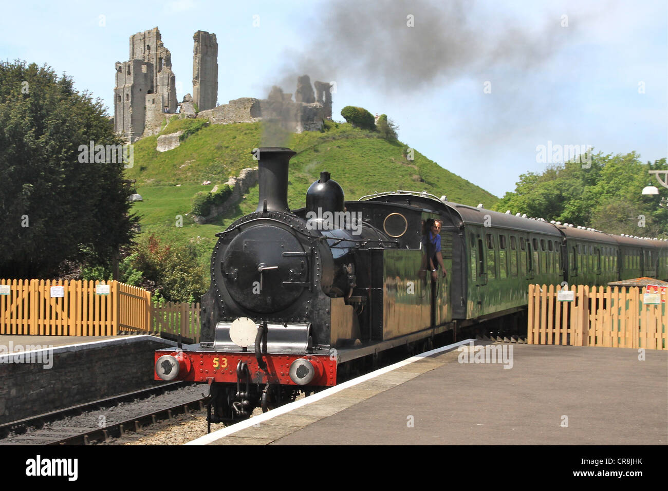 Le Train arrivant en gare de Corfe Castle Banque D'Images