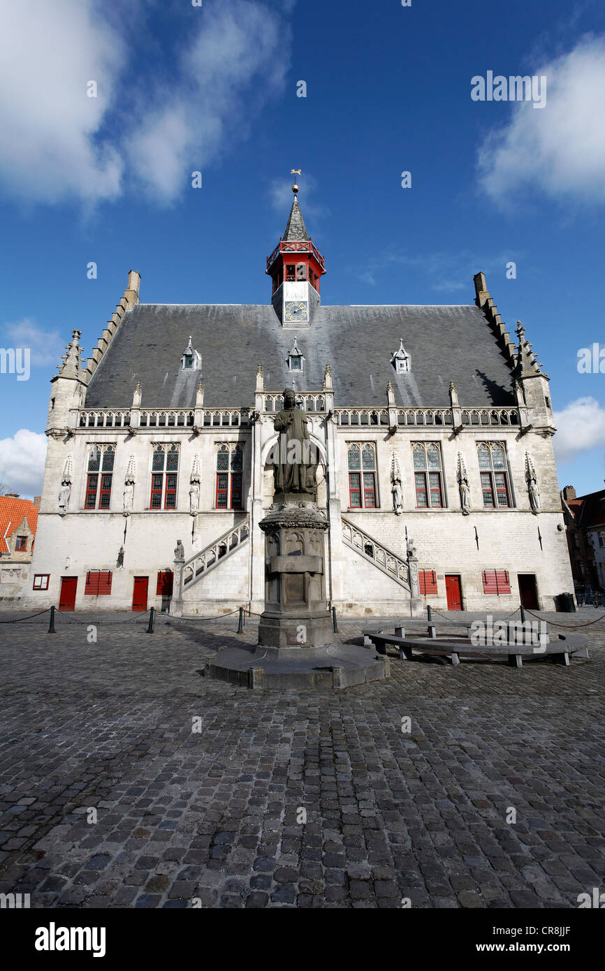 Hôtel de ville historique et d'un mémorial à Jacob van Maerlant, Grote Markt, Damme, Flandre occidentale, Belgique, Europe Banque D'Images