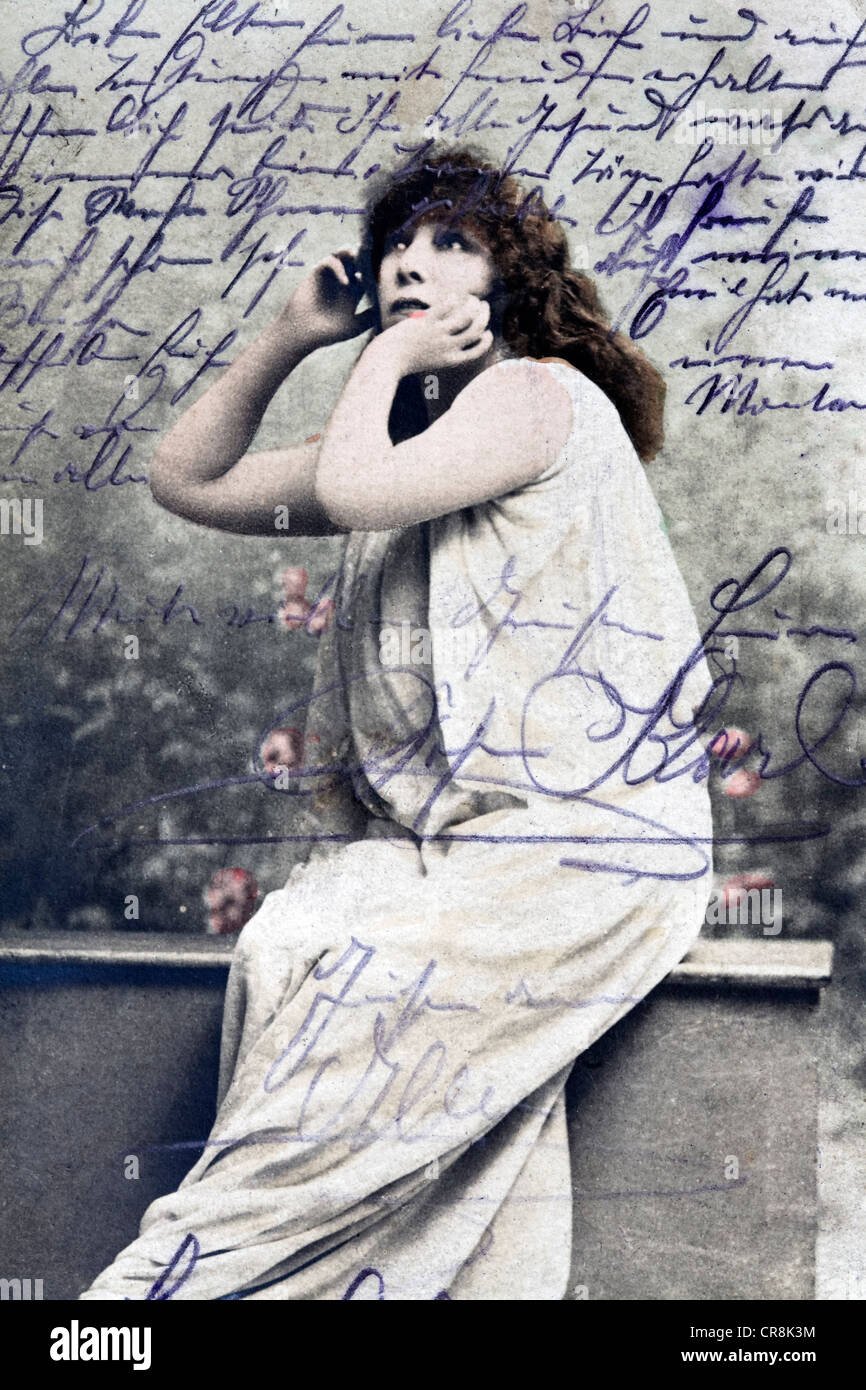 Carte Postale historique avec une femme pensive, l'écriture en script Suetterlin, vers 1900 Banque D'Images