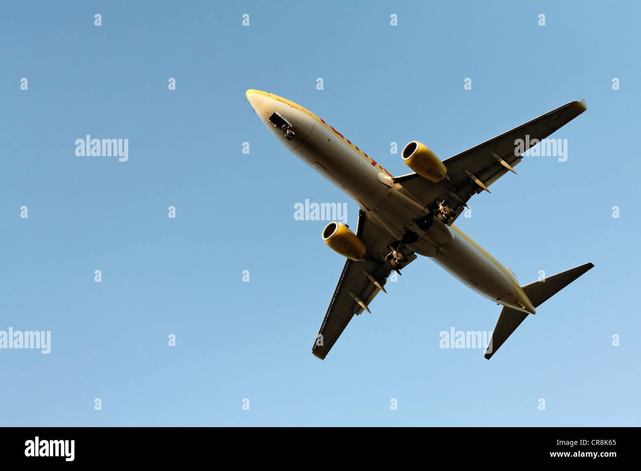 Boeing 737 dans sa descente finale, avec l'étendue d'atterrissage Banque D'Images