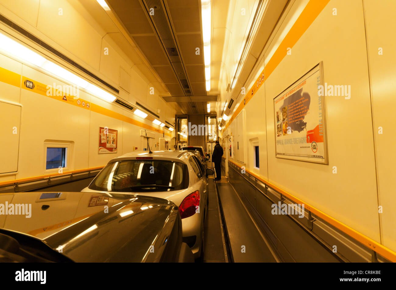 Voitures dans un seul jeu de hauteur double section d'un train Eurotunnel destiné pour des véhicules. Banque D'Images