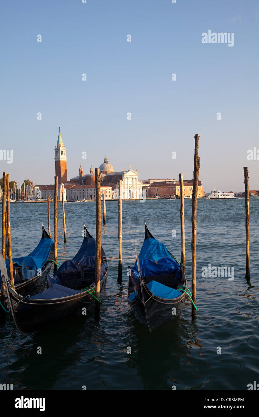 Les gondoles et église de San Giorgio Maggiore, à Venise, Italie Banque D'Images