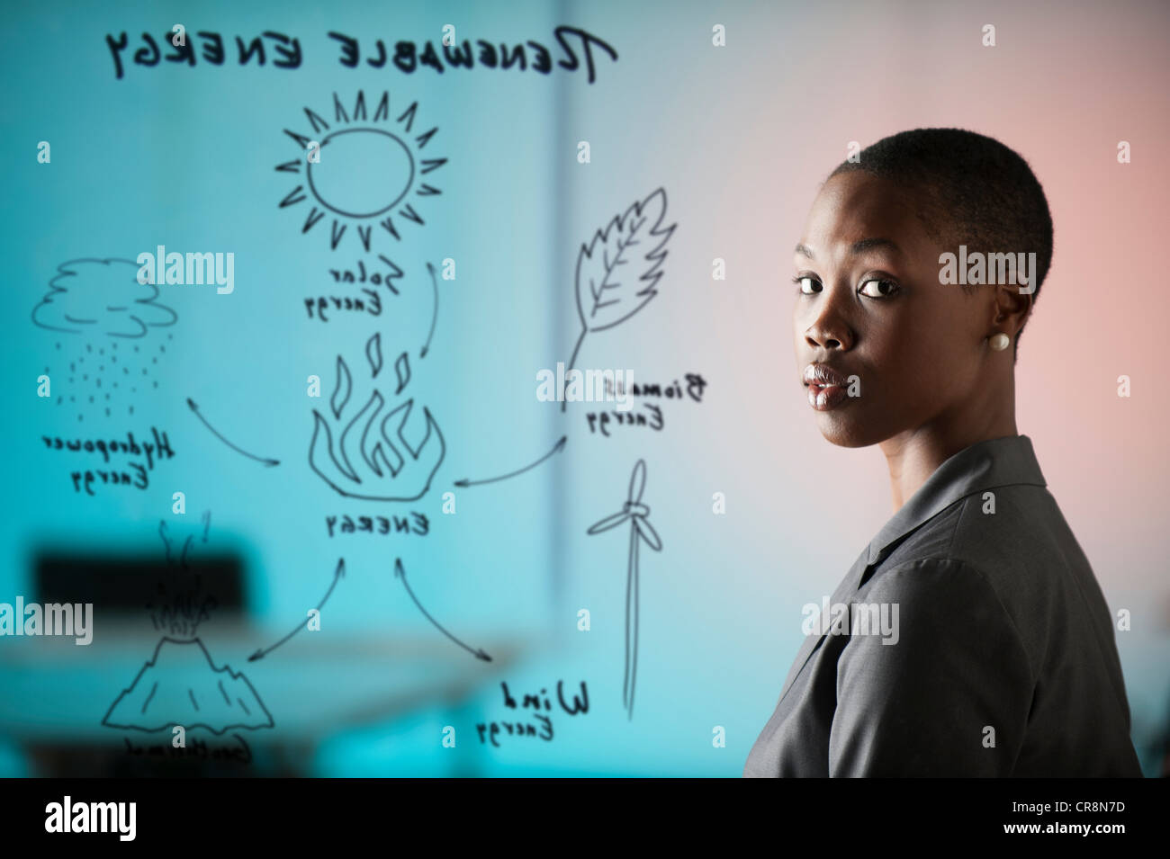 Jeune femme avec schéma sur la fenêtre Banque D'Images