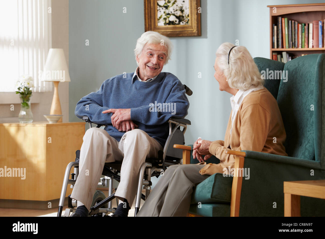 Senior couple in care home, l'homme en fauteuil roulant Banque D'Images