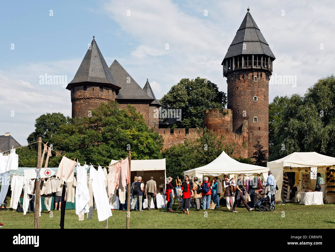 Marché de l'artisanat historique Flachsmarkt, Burg Linn casatle, Krefeld, Rhénanie du Nord-Westphalie, Allemagne, Europe Banque D'Images