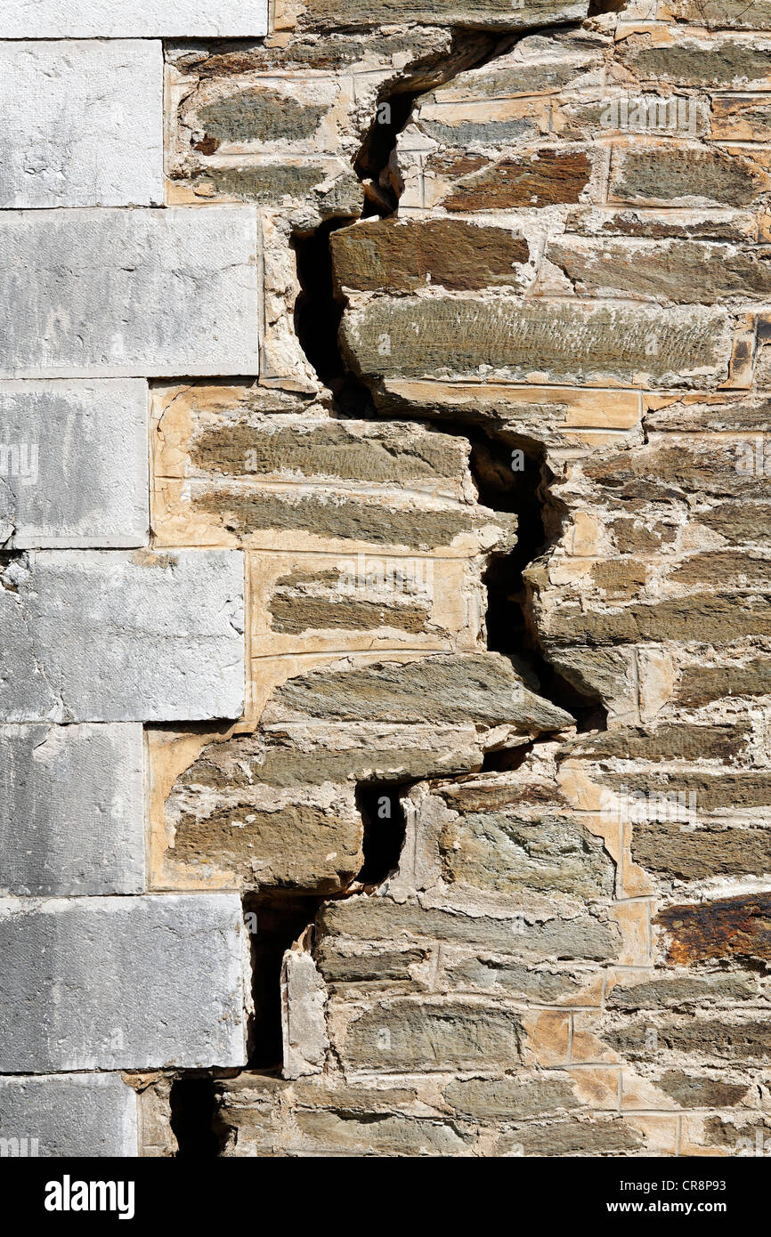 Fissure dans un mur de pierre, fort de l'Eminence forteresse, PortCros — free download