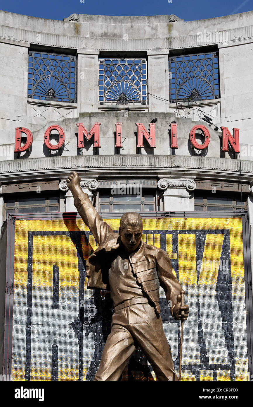Freddie Mercury, la publicité monumentale figure en face de la Dominion Theatre pour la comédie musicale "We Will Rock You', Londres Banque D'Images