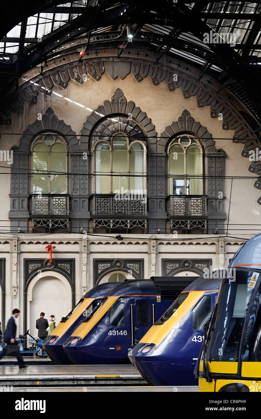 Les trains dans la salle principale historique, gare terminus de la gare de Paddington, Londres, Angleterre, Royaume-Uni, Europe Banque D'Images