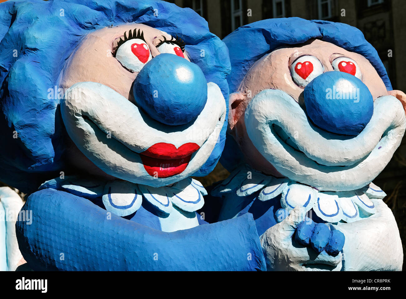 Funny clown paire, main dans la main, du papier mâché, chiffres à l'Rosenmontagszug char défilé du Carnaval 2011, Düsseldorf Banque D'Images