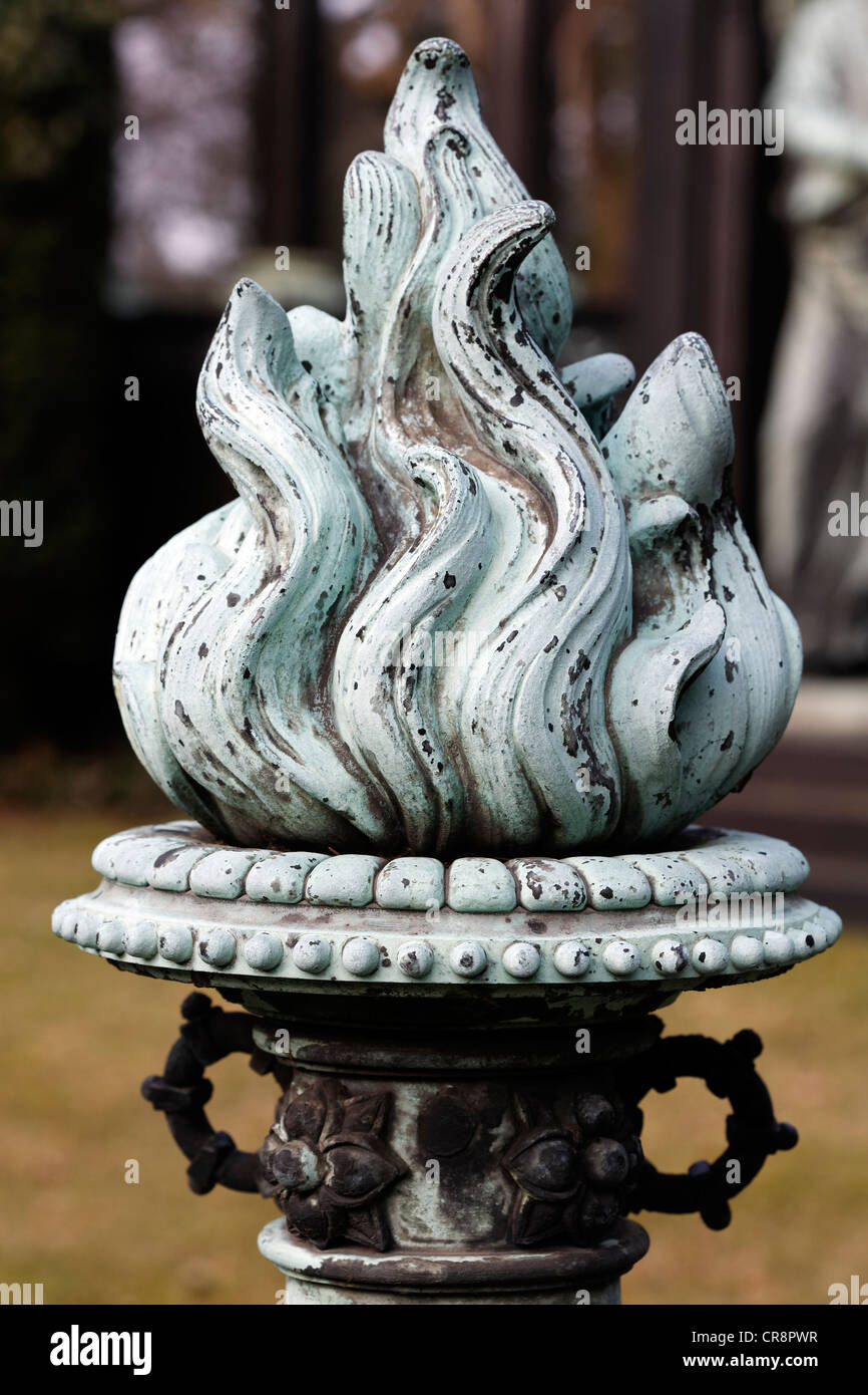 Torche métal brûlant, un ornement sur un monument historique, cimetière Nordfriedhof, Düsseldorf, Rhénanie du Nord-Westphalie Banque D'Images