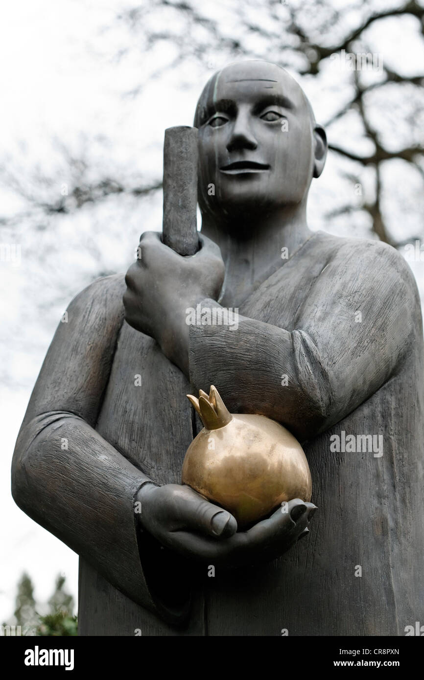 Figure tenant un globe doré, sculpture moderne tombe par Kurt Sandweg, cimetière Nordfriedhof, Düsseldorf, Rhénanie du Nord-Westphalie Banque D'Images