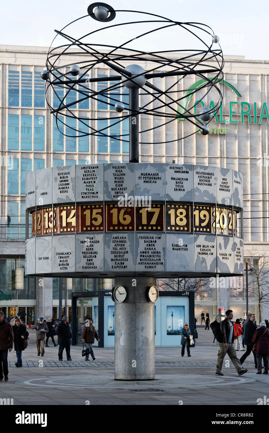 L'Horloge universelle Urania sur la place Alexanderplatz, Mitte, Berlin, Germany, Europe Banque D'Images