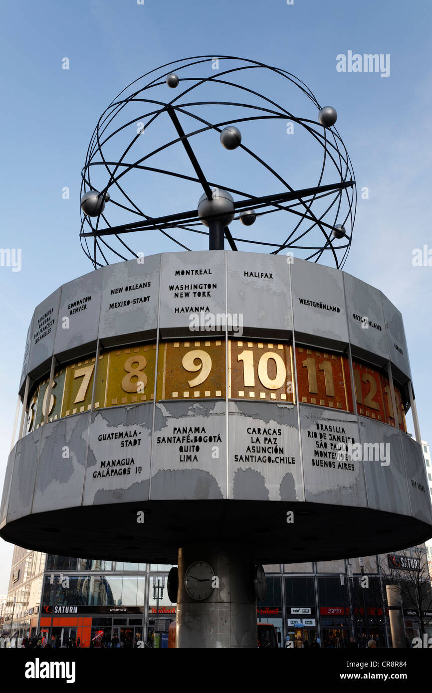 L'Horloge universelle Urania sur la place Alexanderplatz, Mitte, Berlin, Germany, Europe Banque D'Images