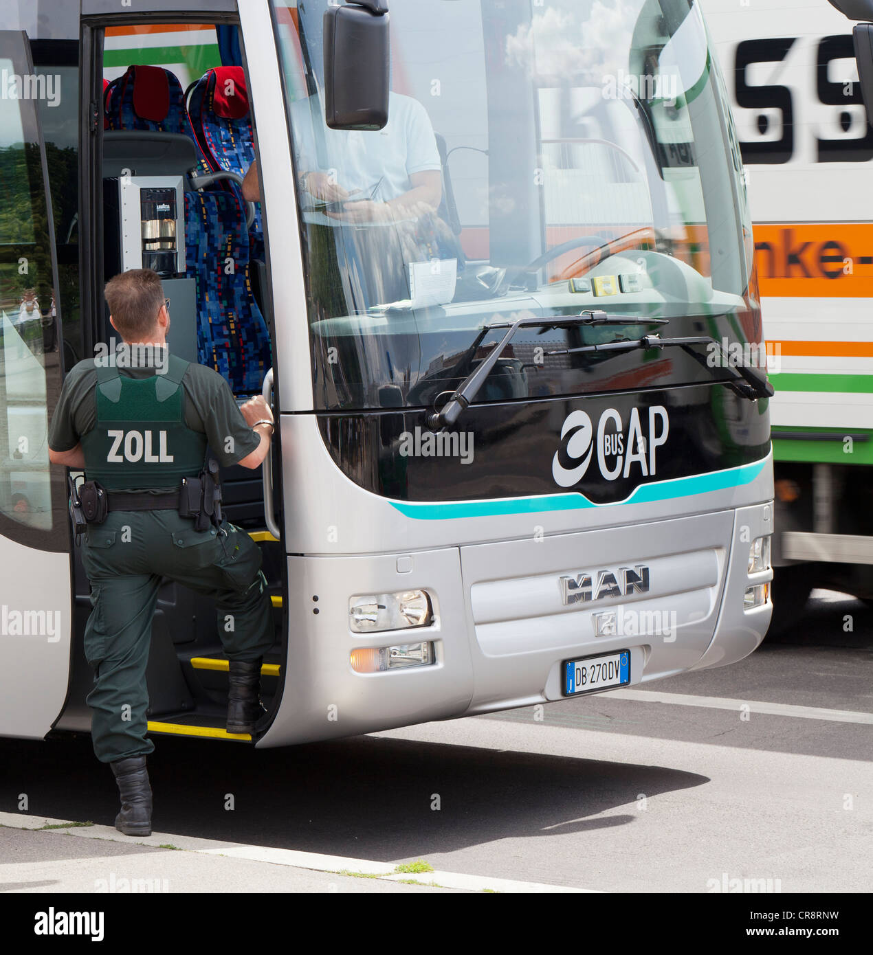Les agents des douanes d'inspecter un autobus à Berlin, Germany, Europe Banque D'Images