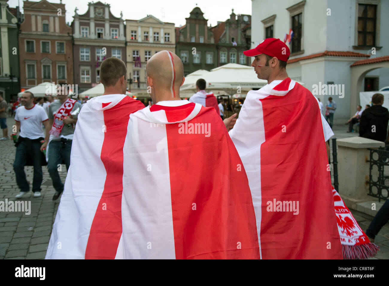Les fans de football polonais polonais avec les drapeaux sur Stary Rynek, Poznan, Pologne Banque D'Images