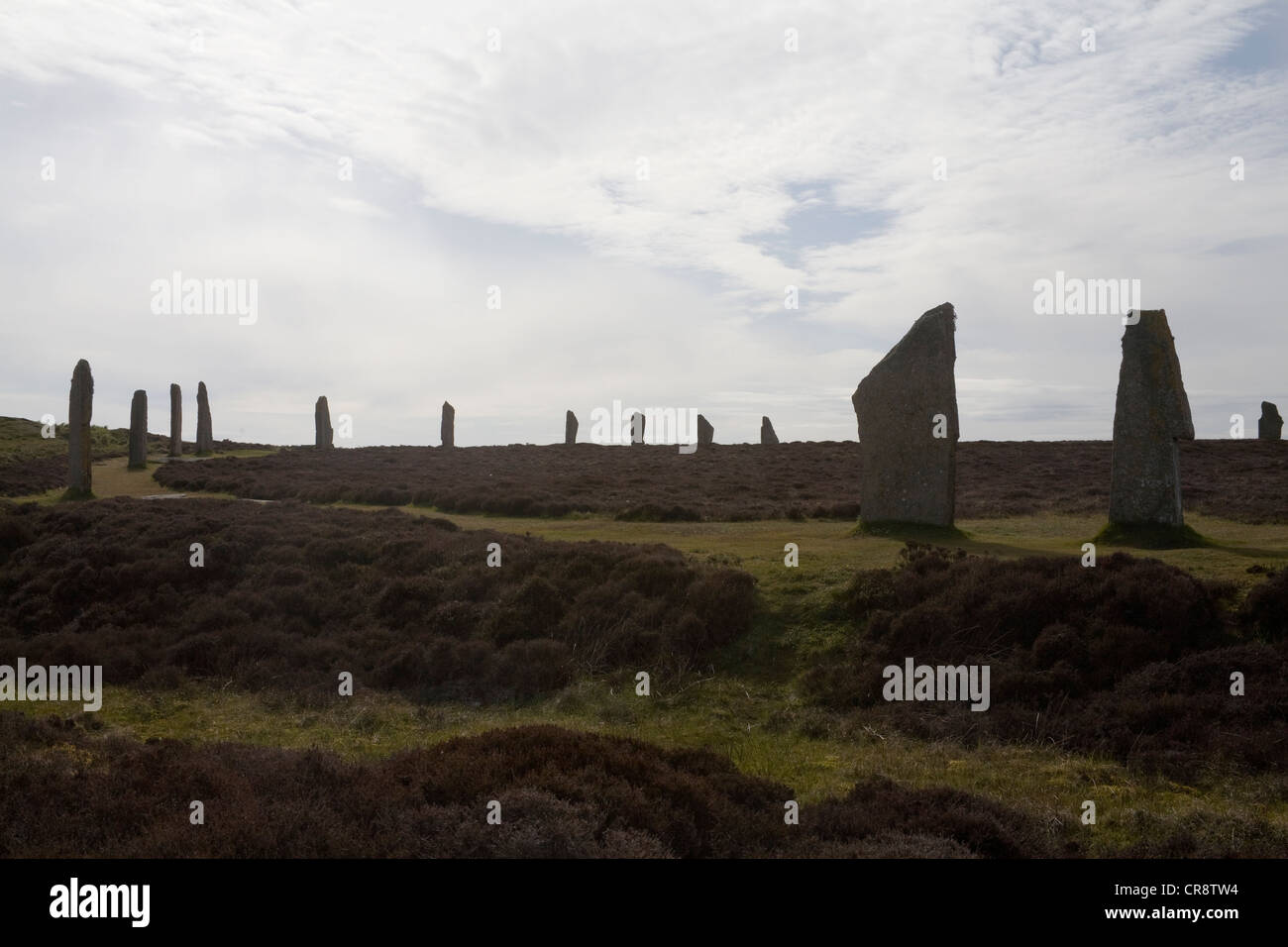 Orkney Stenness Loch Ecosse Royaume-uni continentale de l'ouest de l'anneau de cercle de pierre henge néolithique Shetlands silhouetté contre le ciel clair Banque D'Images