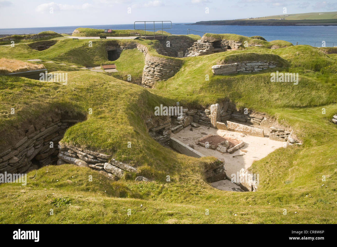 Baie de Skaill continentale Ouest Orcades cabanes à partir de l'âge de pierre en pierre sans mortier Skara Brae village néolithique liée par des passages Banque D'Images