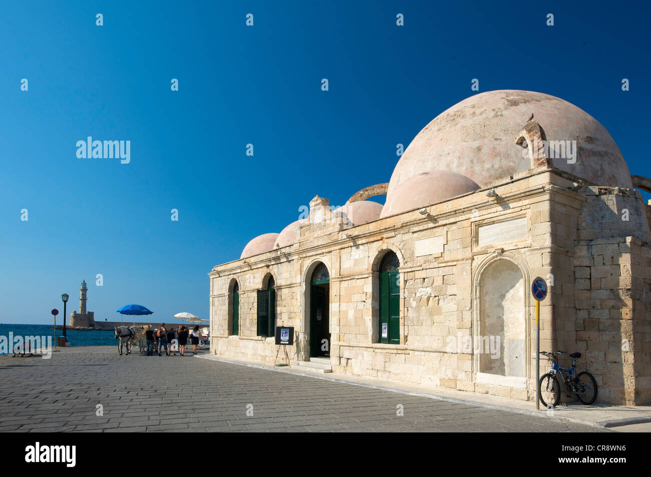 Hassan Pacha Mosquée, mosquée des janissaires, au port avec des calèches à La Canée, Crète, Grèce, Europe Banque D'Images