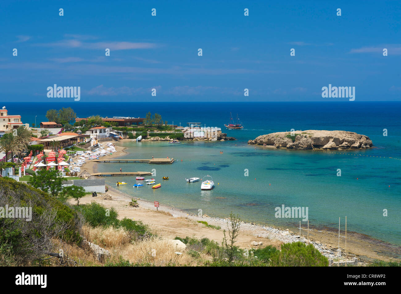 Beach à l'ouest de Girne, Keryneia, Chypre du Nord, Chypre Banque D'Images