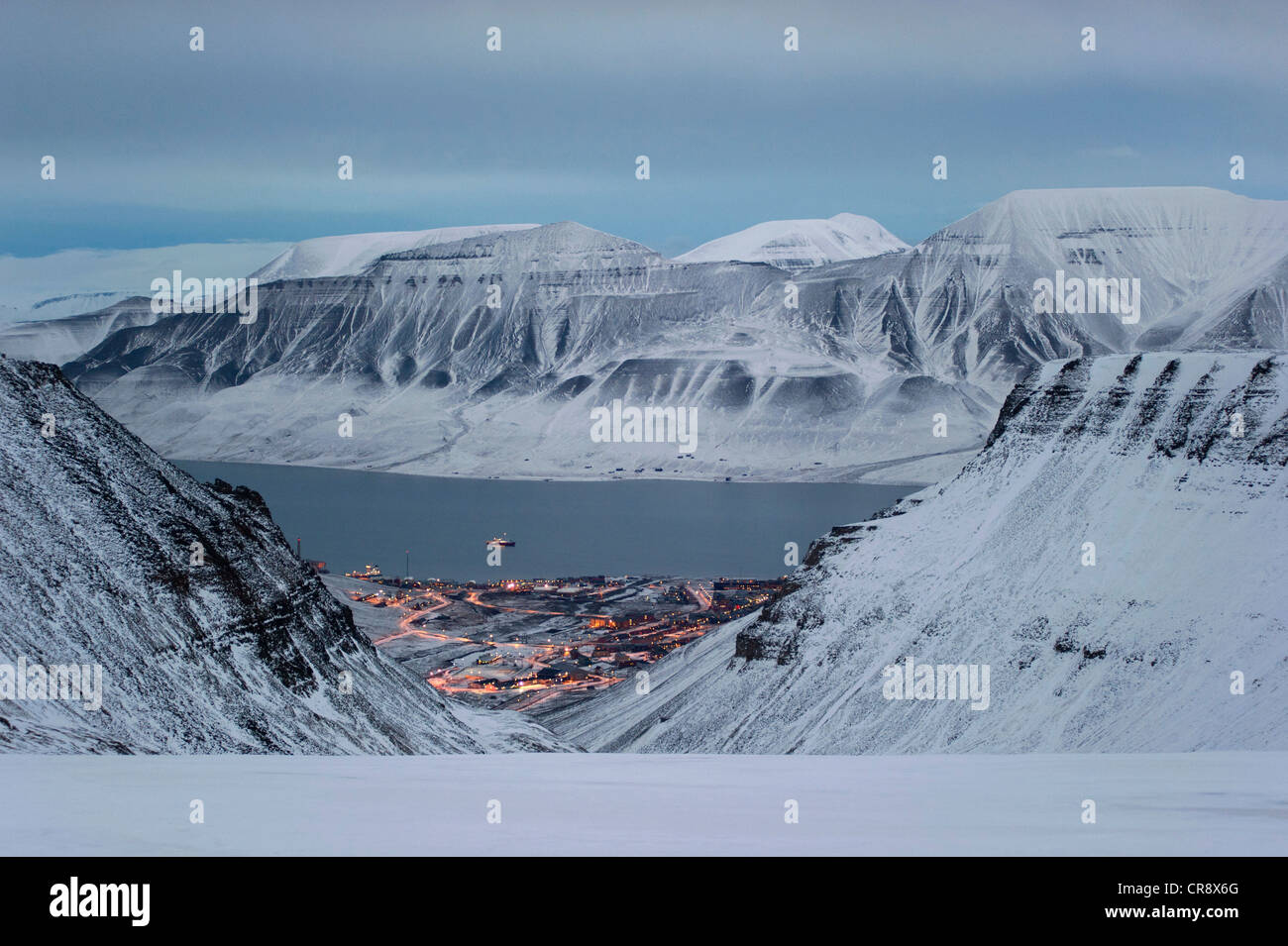 Longyearbyen, une ville entre de hautes montagnes, crépuscule, Adventfjorden bay, Spitsbergen, Svalbard, Norvège, Europe Banque D'Images