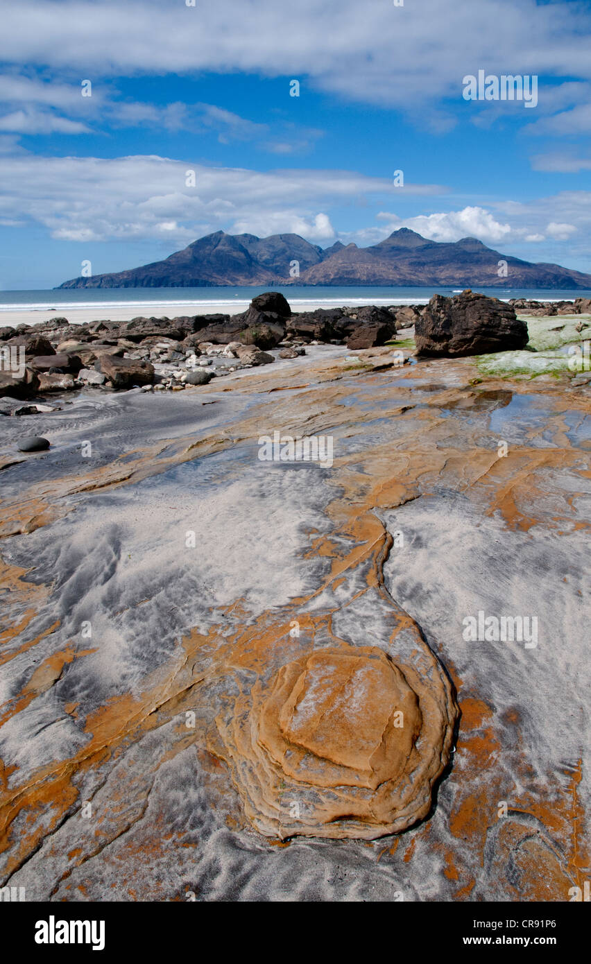 Un paysage de la baie de liag isle of eigg avec l'île de rum en arrière-plan et premier plan bonne Ecosse d'intérêt Banque D'Images