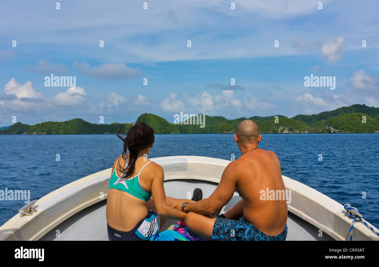 Couple de touristes sur le bateau avant de regarder le paysage, les îles Palaos, Rock Banque D'Images
