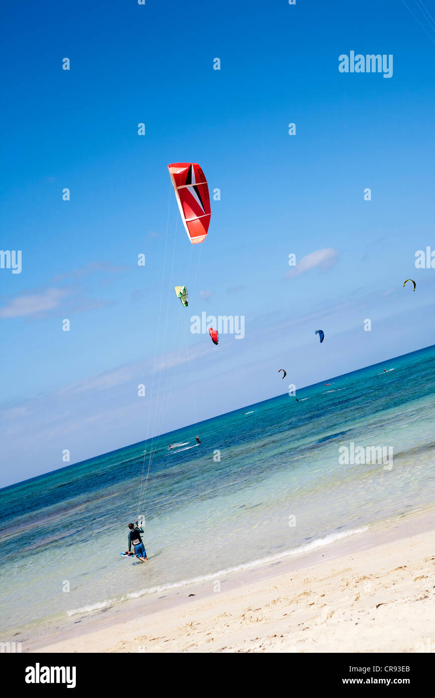 Windsurf et Kitesurf Beach Flag, Fuerteventura, Îles Canaries, Espagne Banque D'Images