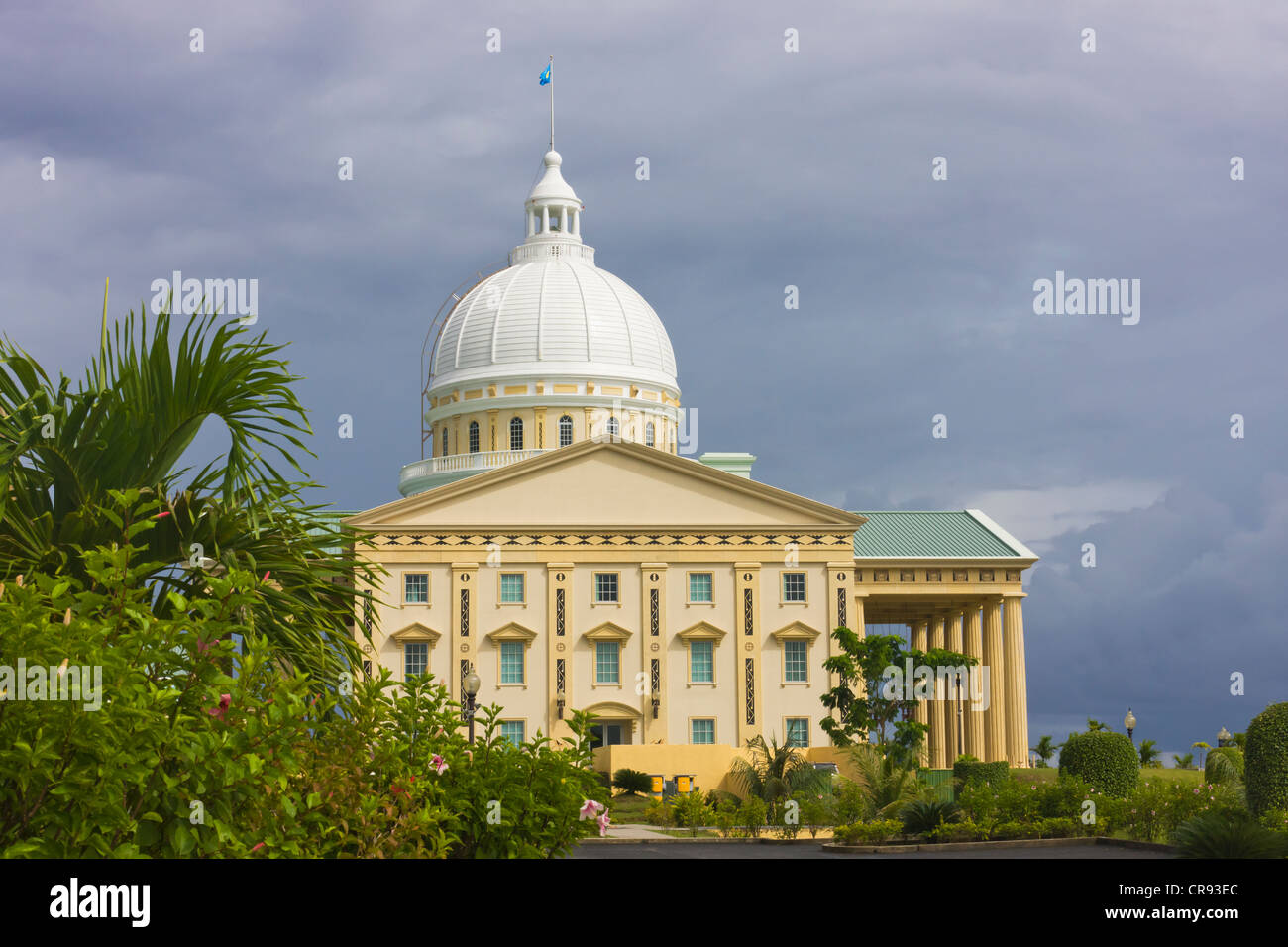 Le nouveau Capitole National de 27 millions de dollars complexe sur l'île de Babeldaob, dans la région de Melekeok, Palau Banque D'Images