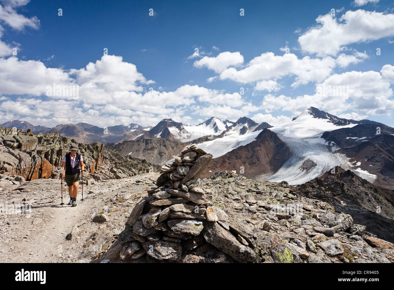 Finailspitz croissant randonneur Montagne dans la vallée Schnalstal via l'Tisental vallée, avec vue sur la montagne et Similaun Hintere Banque D'Images