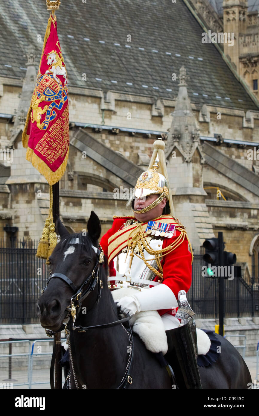Porte-drapeau de la Life Guards en dehors de Westminster Hall d'escorter la reine dans une procession de chariot à Buckingham Palace Banque D'Images