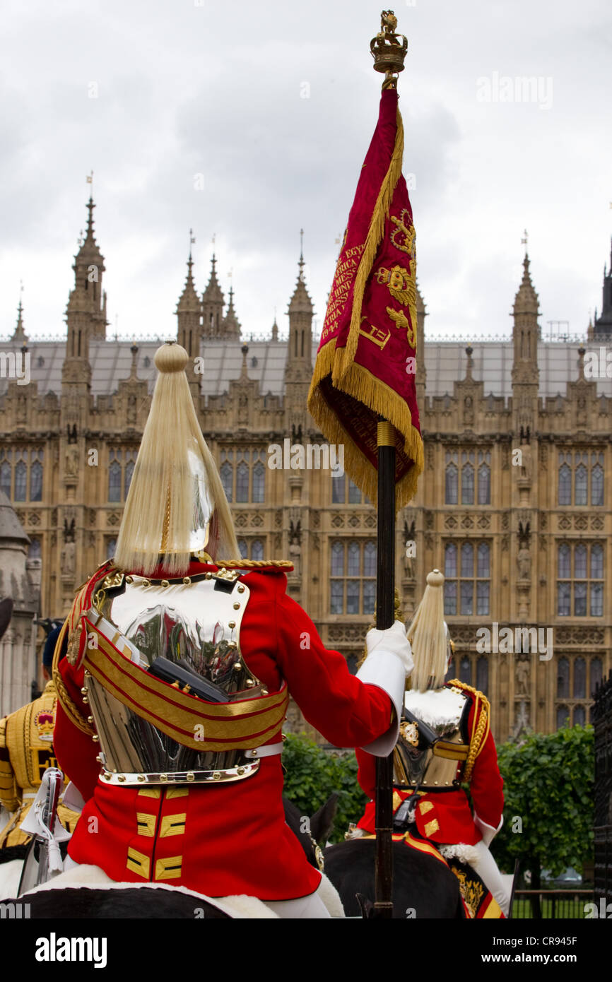 Porte-drapeau de la Life Guards en dehors de Westminster Hall d'escorter la reine dans une procession de chariot à Buckingham Palace Banque D'Images
